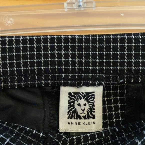 Anne Klein stretchy form fitting ankle cut pants. Size Mediun - Picture 3 of 6